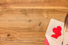 浪漫爱心信封木纹背景图片